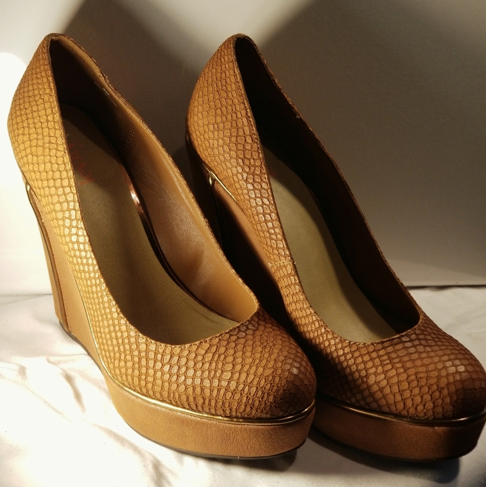Wedge Heel - Picture 1 of 4